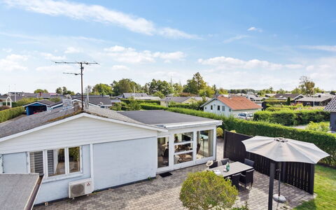 Mena - 200M from the Sea: Toit, Maison, Domicile, Chalet, Siding, Biens, Allée, Batiments Jardin, Cour, Cabanon