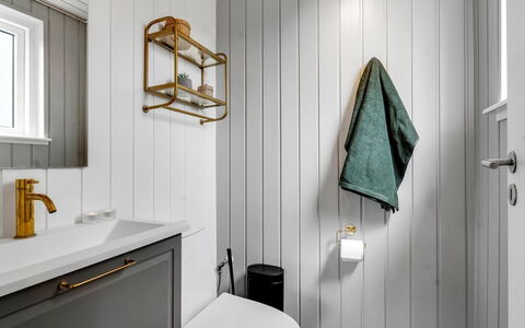 Nine - 200M from the Sea: Luminaire Plomberie, Salle De Bains, Design Intérieur, Plomberie, Robinet, Luminaire, Toilette, Évier, Tuile