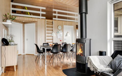 Nine - 200M from the Sea: Sol, Bois, Design Intérieur, Sol, Parquet, Meubles, Salon, Éclairage, Plafond, Pièce