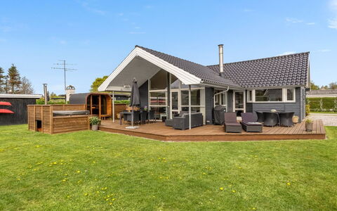Nine - 200M from the Sea: Toit, Maison, Domicile, Chalet, Siding, Biens, Allée, Batiments Jardin, Cour, Cabanon