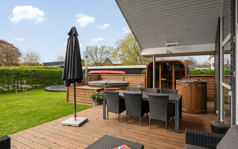 Nine - 200M from the Sea: Toit, Maison, Domicile, Chalet, Siding, Biens, Allée, Batiments Jardin, Cour, Cabanon