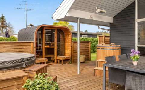 Nine - 200M from the Sea: Toit, Maison, Domicile, Chalet, Siding, Biens, Allée, Batiments Jardin, Cour, Cabanon