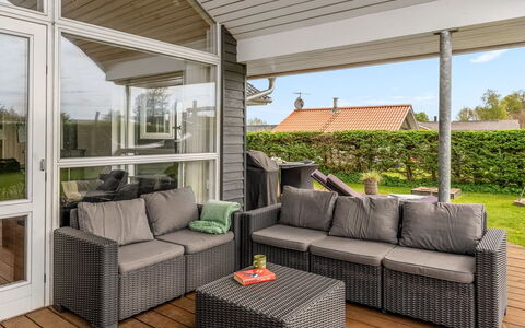 Nine - 200M from the Sea: Toit, Maison, Domicile, Chalet, Siding, Biens, Allée, Batiments Jardin, Cour, Cabanon