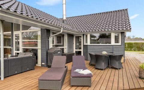 Nine - 200M from the Sea: Toit, Maison, Domicile, Chalet, Siding, Biens, Allée, Batiments Jardin, Cour, Cabanon