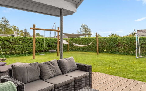 Nine - 200M from the Sea: Toit, Maison, Domicile, Chalet, Siding, Biens, Allée, Batiments Jardin, Cour, Cabanon