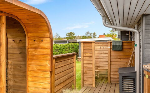 Nine - 200M from the Sea: Toit, Maison, Domicile, Chalet, Siding, Biens, Allée, Batiments Jardin, Cour, Cabanon