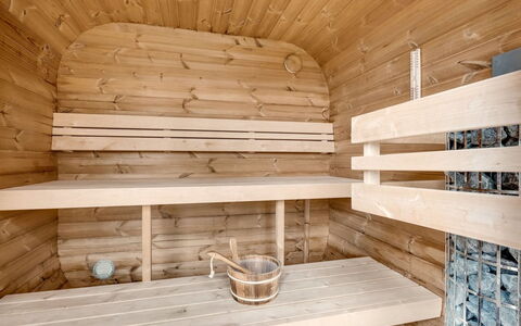 Nine - 200M from the Sea: Toit, Maison, Domicile, Chalet, Siding, Biens, Allée, Batiments Jardin, Cour, Cabanon