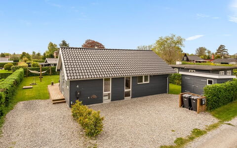 Nine - 200M from the Sea: Toit, Maison, Domicile, Chalet, Siding, Biens, Allée, Batiments Jardin, Cour, Cabanon