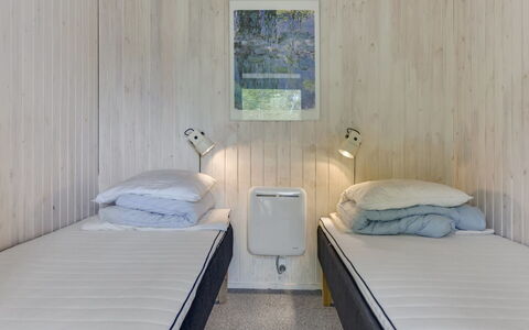 Agnita - 300M from the Sea: Lit, Chambre, Sol, Bois, Sol, Drap De Lit, Literie, Design Intérieur, Plafond, Pièce