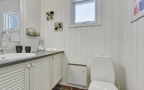 Agnita - 300M from the Sea: Luminaire Plomberie, Sol, Design Intérieur, Sol, Plomberie, Salle De Bains, Évier, Robinet, Plafond, Toilette