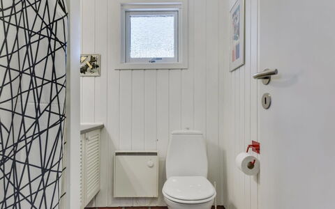 Agnita - 300M from the Sea: Siège De Toilette, Sol, Mur, Toilette, Salle De Bains, Sol, Luminaire Plomberie, Design Intérieur, Tuile, Plomberie