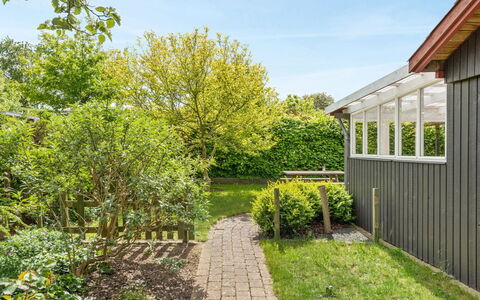 Agnita - 300M from the Sea: Arbuste, Jardin, Couverture De Sol, Arrière-Cour, Printemps, Pelouse, Ombre, Chalet, Cour