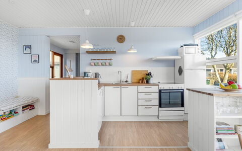 Giselle - 150M from the Sea: Cuisine, Sol, Design Intérieur, Bois, Appareil De Cuisine, Principaux Appliance, Comptoir, Meubles, Plafond, Sol