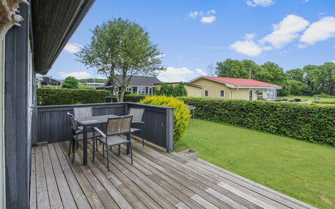 Giselle - 150M from the Sea: Domicile, Porche, Couverture De Sol, Jardin, Plate-Forme, Ombre, Chalet, Pelouse, Planche, Cour