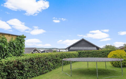 Giselle - 150M from the Sea: Arbuste, Haie, Couverture De Sol, Jardin, Pelouse, Ombre, Aménagement Paysager, Cour, Gazon Artificiel