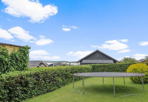 Giselle - 150M from the Sea: Arbuste, Haie, Couverture De Sol, Jardin, Pelouse, Ombre, Aménagement Paysager, Cour, Gazon Artificiel