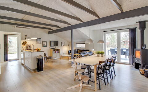 Hariette: Design Intérieur, Sol, Bois, Plafond, Meubles, Sol, Parquet, Éclairage, Chaise, Table Cuisine Et Salle A Manger