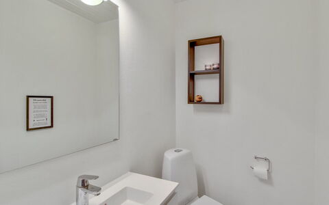 Hariette: Design Intérieur, Salle De Bains, Mur, Luminaire Plomberie, Sol, Sol, Plafond, Lavabo, Évier, Robinet