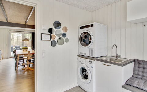 Hariette: Machine À Laver, Bois, Sol, Principaux Appliance, Sécheuse, Sol, Buanderie, Design Intérieur, Électroménager, Plafond