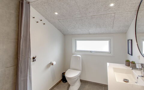 Hariette: Mur, Sol, Luminaire Plomberie, Plafond, Sol, Design Intérieur, Luminaire, Salle De Bains, Éclairage, Plomberie