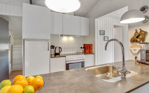 Hariette: Cuisine, Comptoir, Design Intérieur, Sol, Appareil De Cuisine, Sol, Plafond, Évier, Luminaire Plomberie, Bois