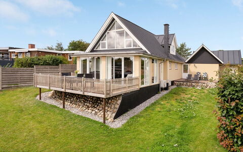 Dagne - 400M to the Fjord: Domicile, Toit, Maison, Chalet, Biens, Porte, Porche, Siding, Ferme, Ombre