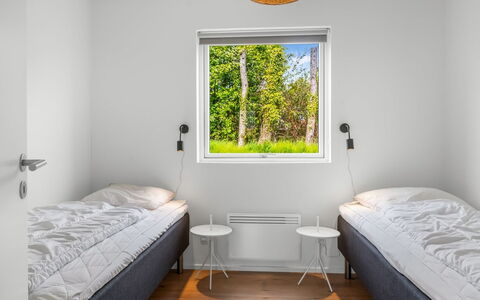 Elso - 600M to the Fjord: Bois, Chambre, Cadre De Lit, Literie, Lit, Drap De Lit, Tache De Bois, Daylighting, Planche, Matelas