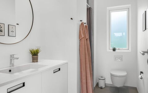 Elso - 600M to the Fjord: Design Intérieur, Mur, Luminaire Plomberie, Sol, Sol, Salle De Bains, Armoire De Toilette, Évier, Lavabo, Plomberie