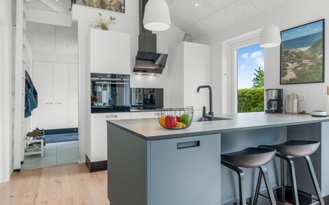 Elso - 600M to the Fjord: Cuisine, Comptoir, Meubles, Appareil De Cuisine, Design Intérieur, Sol, Cabinetry, Principaux Appliance, Sol, Plafond
