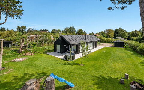 Elso - 600M to the Fjord: Domicile, Toit, Maison, Chalet, Biens, Porte, Porche, Siding, Ferme, Ombre