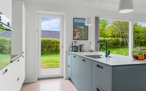 Elso - 600M to the Fjord: Cuisine, Comptoir, Design Intérieur, Sol, Meubles, Luminaire Plomberie, Appareil De Cuisine, Domicile, Cabinetry, Robinet