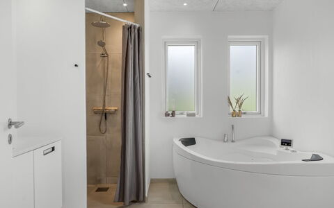 Elso - 600M to the Fjord: Luminaire Plomberie, Sol, Salle De Bains, Design Intérieur, Sol, Évier, Robinet, Plomberie, Plafond, Baignoire