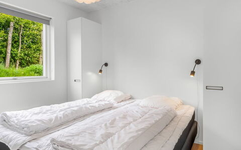 Elso - 600M to the Fjord: Chambre, Lit, Mur, Design Intérieur, Plafond, Literie, Drap De Lit, Éclairage, Pièce, Cadre De Lit