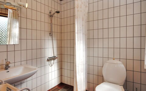 Neven - 900M from the Sea: Salle De Bains, Luminaire Plomberie, Lavabo, Mur, Siège De Toilette, Évier, Sol, Sol, Toilette, Design Intérieur
