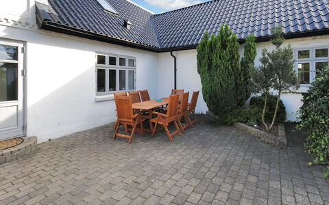 Sophia - 8Km from the Sea: Toit, Maison, Domicile, Composite, Chalet, Cour, Ombre, Siding, Biens, Cour