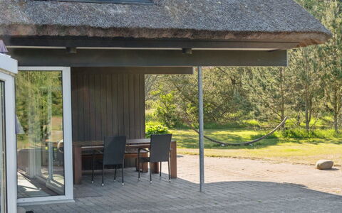 Gertrudis - 2Km to the Fjord: Bois, Toit, Porche, Ombre, Mobilier De Jardin, Plate-Forme, Structure En Plein Air, Chaise, Dur, Chalet