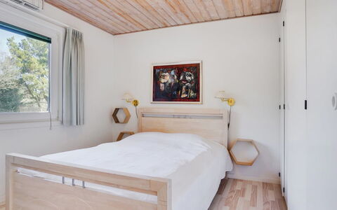 Gertrudis - 2Km to the Fjord: Lit, Meubles, Design Intérieur, Chambre, Mur, Sol, Bois, Drap De Lit, Literie, Sol