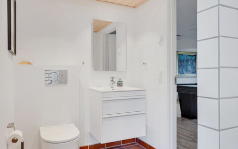 Gertrudis - 2Km to the Fjord: Sol, Sol, Luminaire Plomberie, Design Intérieur, Bois, Salle De Bains, Évier, Toilette, Plafond, Siège De Toilette