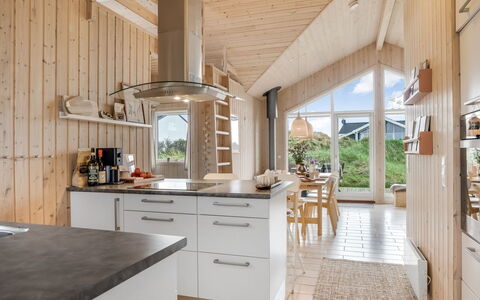 Tecumseh - 150M from the Sea: Cuisine, Comptoir, Design Intérieur, Meubles, Sol, Bois, Plafond, Appareil De Cuisine, Luminaire, Cabinetry