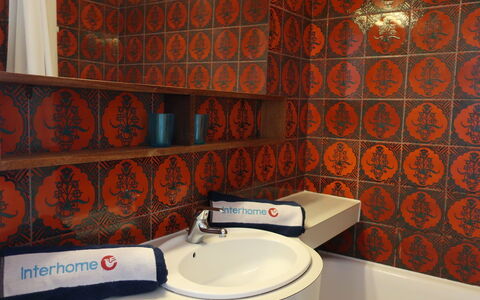 Les Voiliers: Salle De Bains, Mur, Tuile, Céramique, Propriété, Pièce, Orange, Toilette, Bidet, Matériel De La Propriété