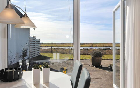 Rejhana - 500M to the Fjord: Architecture, Domicile, Sol, Meubles, Chaise, Verre, Ombre, Table Cuisine Et Salle A Manger, Daylighting, Eco Hôtel