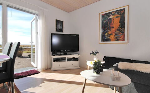 Rejhana - 500M to the Fjord: Meubles, Design Intérieur, Sol, Sol, Bois, Parquet, Plafond, Pièce, Salon, Table