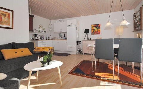 Rejhana - 500M to the Fjord: Meubles, Design Intérieur, Sol, Sol, Canapé, Mur, Bois, Salon, Pièce, Plafond