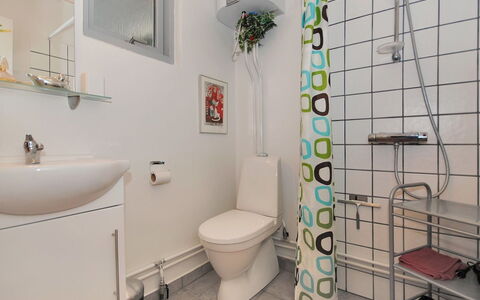 Rejhana - 500M to the Fjord: Salle De Bains, Siège De Toilette, Luminaire Plomberie, Design Intérieur, Toilette, Sol, Sol, Lavabo, Évier, Plomberie