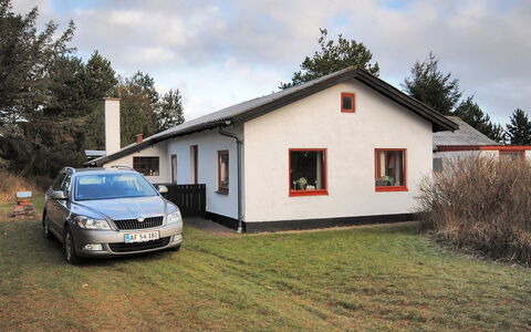 Palle - 2Km from the Sea: Bâtiment, Fenêtre, Maison, Toit, Domicile, Chalet, Porte