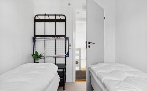 Hermanda - 100M to the Fjord: Chambre, Design Intérieur, Sol, Sol, Lit, Lit Superposé, Meubles, Literie, Drap De Lit, Cadre De Lit