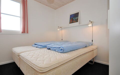 Benta - 150M to the Fjord: Chambre, Lit, Bois, Drap De Lit, Literie, Sol, Plafond, Design Intérieur, Linge, Meubles