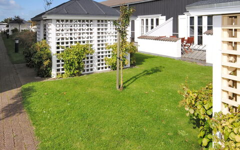 Benta - 150M to the Fjord: Zone Résidentielle, Toit, Maison, Arbuste, Domicile, Jardin, Lot Terre, Couverture De Sol, Ombre, Arrière-Cour