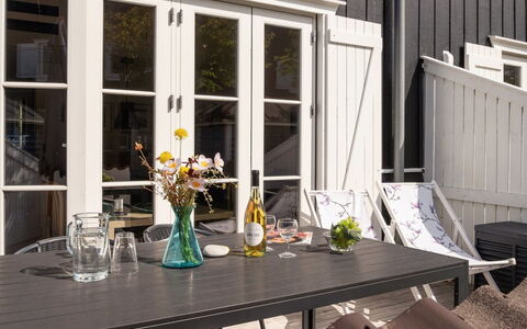Cita - 100M to the Fjord: Bleu, Arbuste, Chalet, Couverture De Sol, Jardin, Biens, Ombre, Aménagement Paysager, Ferme, Eco Hôtel