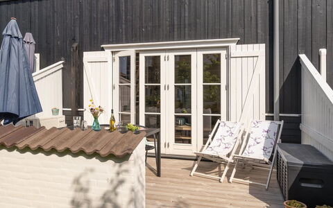 Cita - 100M to the Fjord: Bleu, Arbuste, Chalet, Couverture De Sol, Jardin, Biens, Ombre, Aménagement Paysager, Ferme, Eco Hôtel